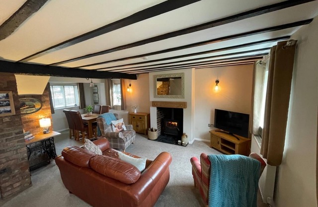 Cosy two bedroom cottage with log fire in the beautiful village of Swynnerton.