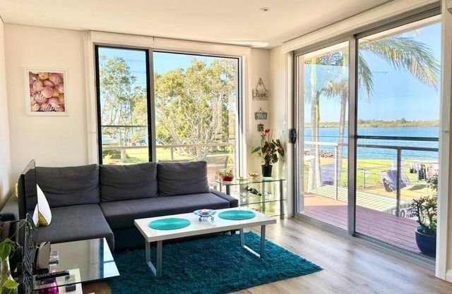 Cosy unit with park & water view