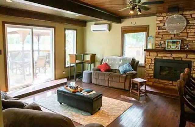 Cosy Updated Lakefront Cottage