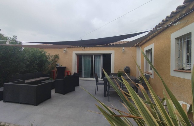 Villa de 150m2 con jardín cerca de servicios.