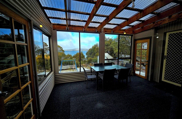 Cosy water view cabin in amongst the pristene wilderness of Central Highlands