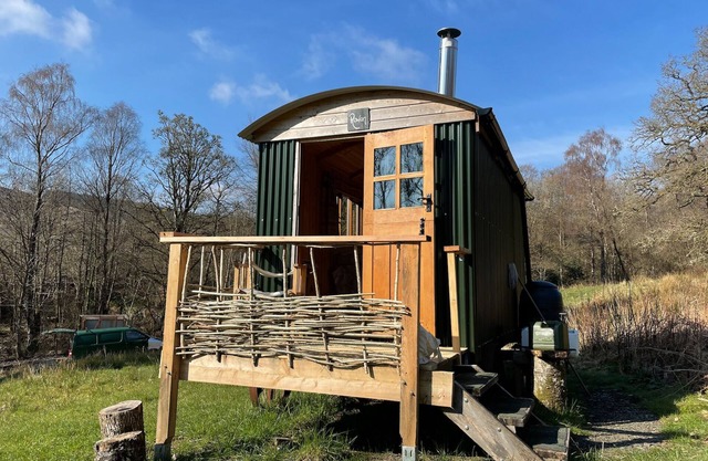 Cosy Woodland off Grid Shepherds Hut - Rowan