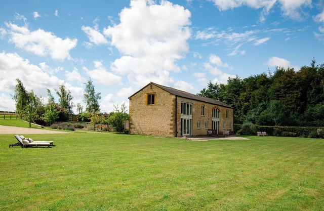 Cotswold Farmhouse Barn - stunning views