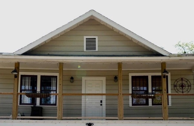 Cottage 1/4 mile to Biltmore Estate Entrance 2 BD-1BA--GREAT LOCATION