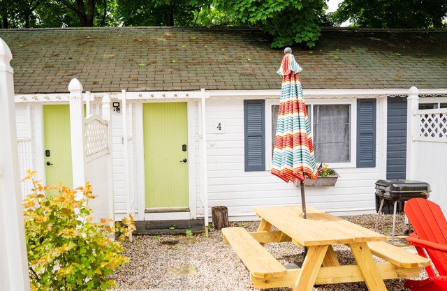 Cottage 4 - Year Round Pet Friendly 1 Bed w/ Loft / 1 Bath & Courtyard