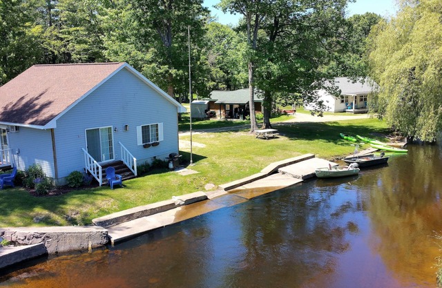Cottage # 5 en el río AuTrain cerca del lago Superior, rocas en la foto, cascadas, sendero