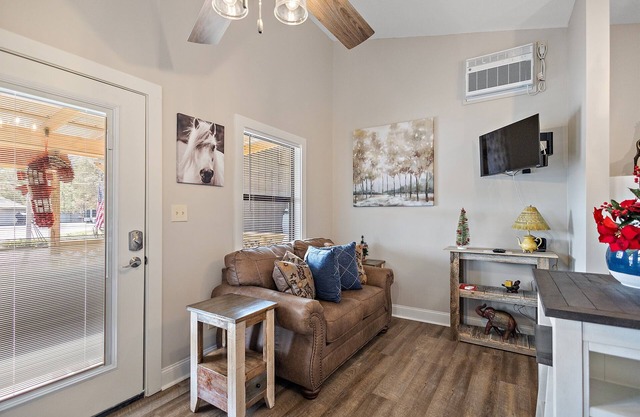 Cottage 6 - Hooty's Place