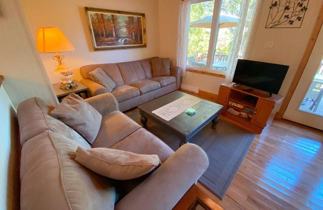Cottage at Bruce Peninsula National Park and Lake Huron to live with the nature