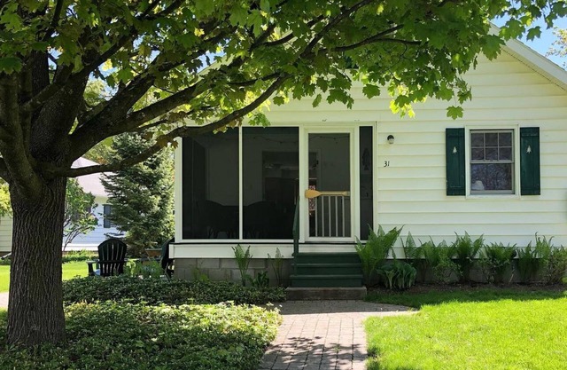 Cottage at Takundewide on Lake George - small community w/ amenities and a Dock