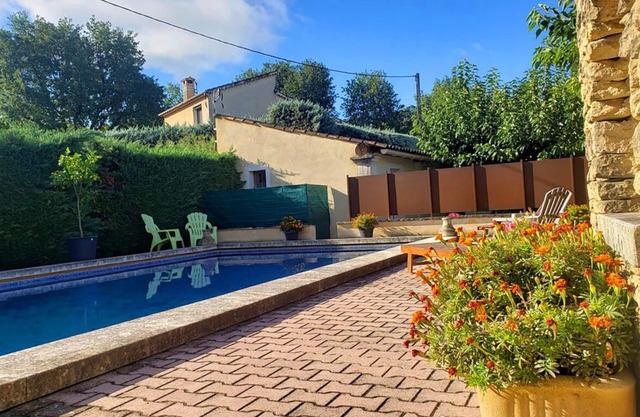 Cottage at the foot of the Luberon + Garden and private swimming pool