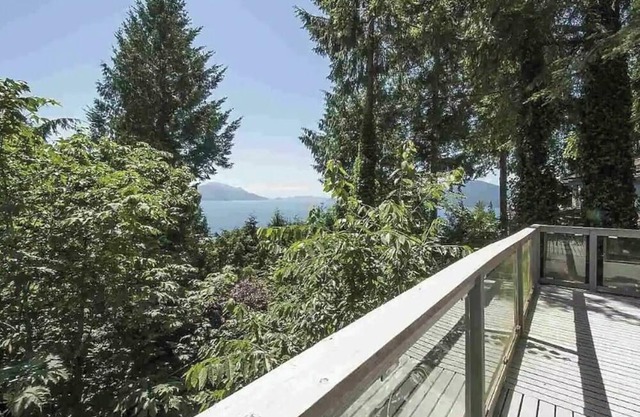 Cottage Bayfront Retreat In West Vancouver, BC