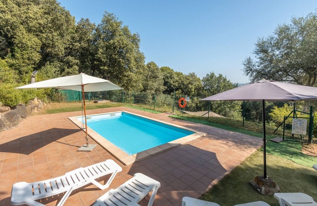 Casa rural 'Can Ribes' con piscina exterior, jardín y terraza