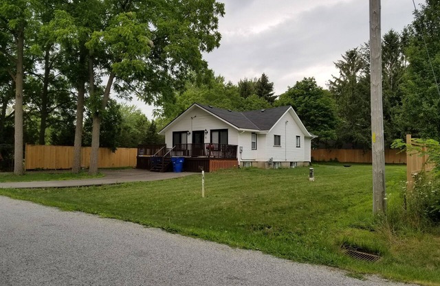 Cottage close to lake and parks