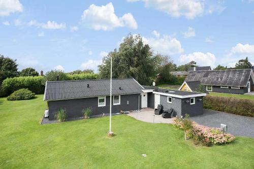 Cottage Close To The Beach,