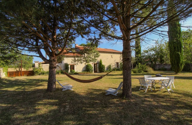 Piedras de casa rural en el campo