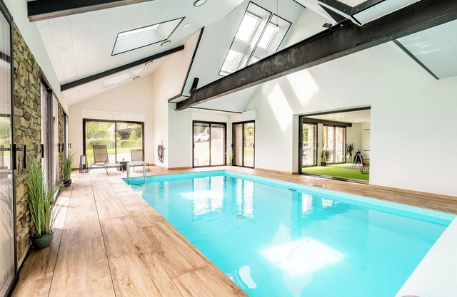Casita de campo 'Gite Ti Coz Piscine Intérieure' con terraza privada, jardín privado y Wi-Fi