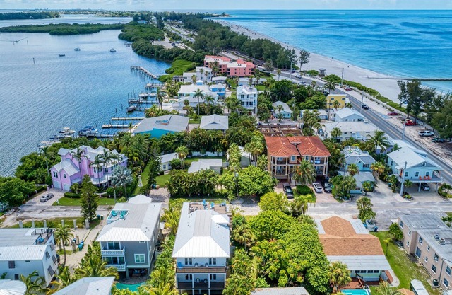 Cottage Haven-one Minute Walk To The Beach-private Yards-keyless Locks