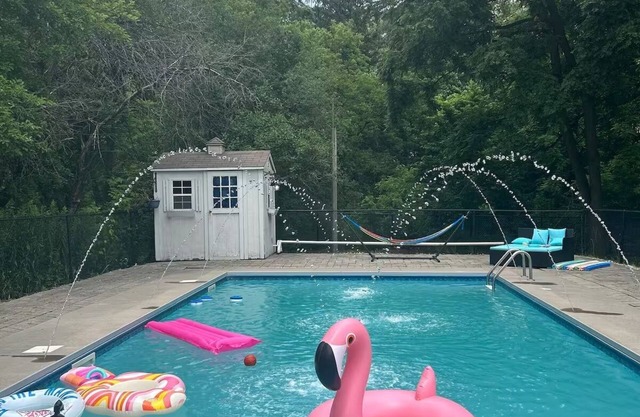 COTTAGE HOME WITH POOL IN RICHMOND HILL