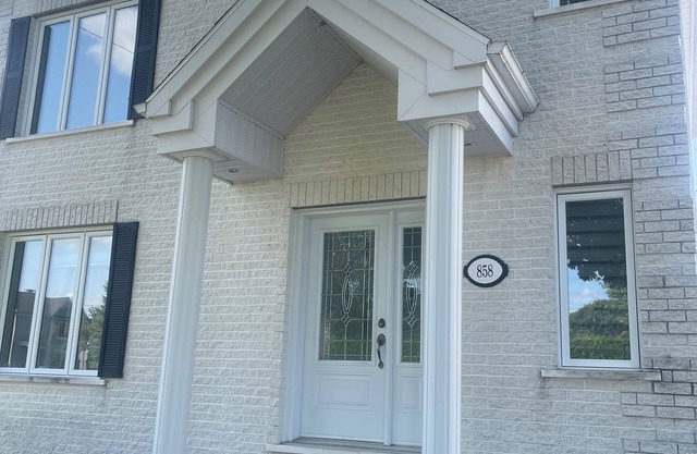 Cottage in a nice and quiet neighborhood with swimming pool and 4parkings.