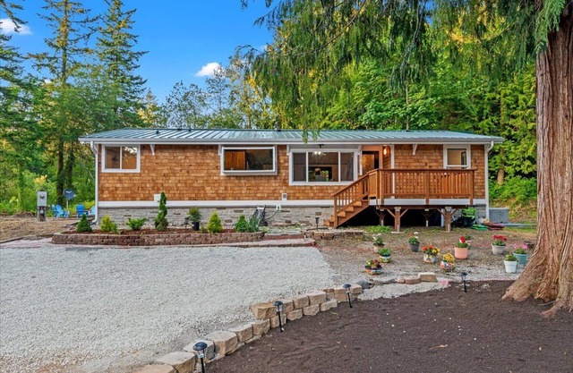 Relax in Camano Island with view to Forest