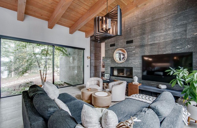 Cottage in elegance at this luxury lakeside escape.