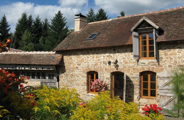 Encantadora casa de campo en la aldea aislada de Chabrenas con el uso de la piscina