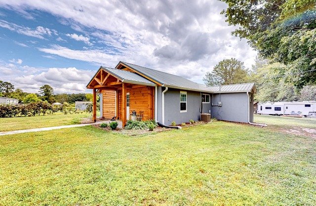 Cottage in Hendersonville with yard, Patio, Full Kitchen and WIFI