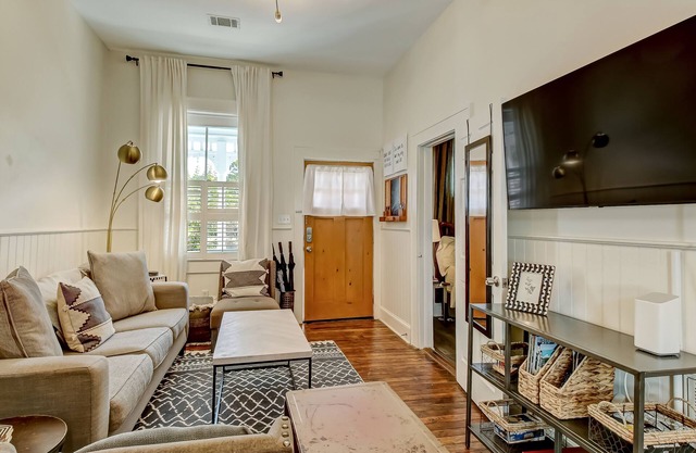 Cottage in Historic District, Heated Pool Access