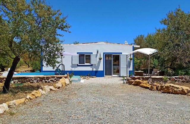 Casa Da Amêndao una cabaña privada con piscina natural en huerto de almendros