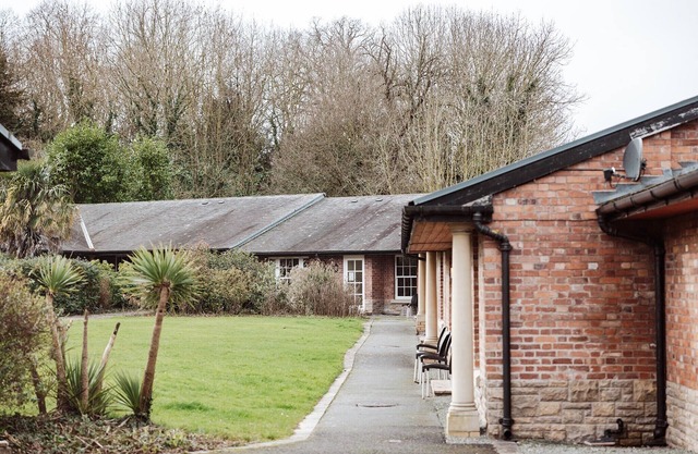 Casa en Netley Hall con senderos