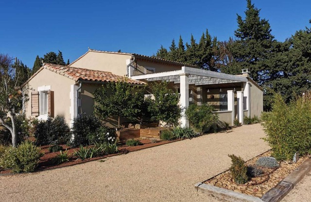 Casa rural en Provenza en el corazón de los Alpilles para 4 a 6 personas.