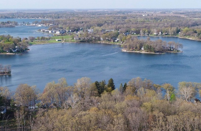Cottage in Syracuse - 3 min walk to Lake Wawasee and access to Lake Papakeechie