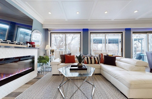 COTTAGE IN THE CITY WITH RAVINE & PARK!