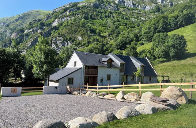 Cottage in the heart of the Pyrénées, Jacuzzi, hiking, cycling, skiing, and more