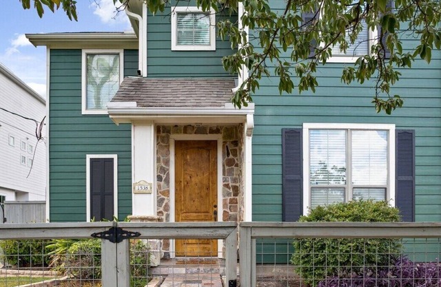 Cottage In The Heights!