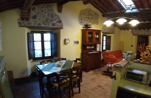 Casa rural en el pueblo, entre mar, montaña, balnearios, comida y vino.