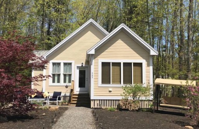 Freshly updated cozy cottage next to clubhouse