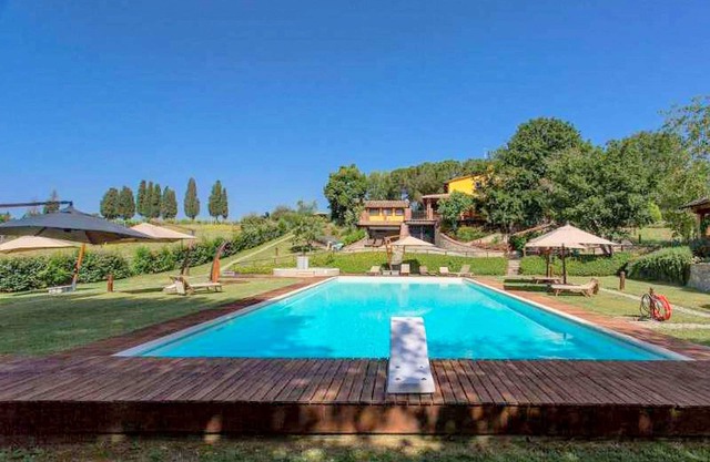 Cabaña de buen gusto en Terranuova Bracciolini con piscina