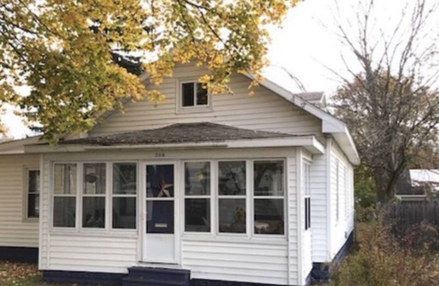 Cottage Just 2 Blocks to Beach and Town