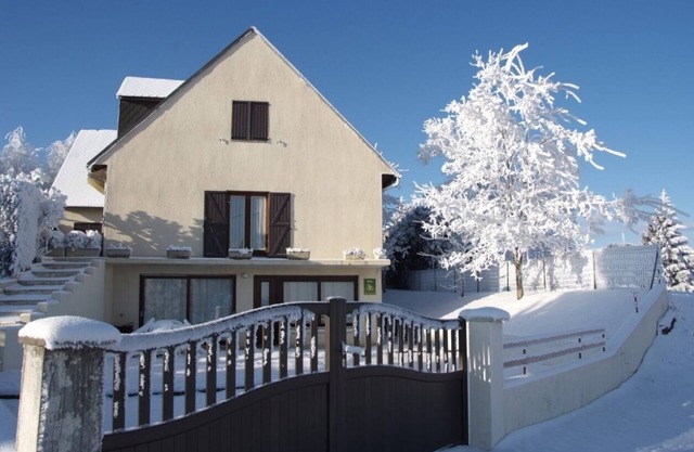 Cottage 'La Datcha' with Mountain View, Private Garden and Wi-Fi