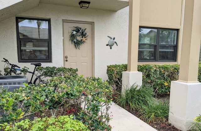 “Cottage-Like” 2 Beds/2 Bath Condo Close To Beaches & The Heart Of ‘Old Stuart'