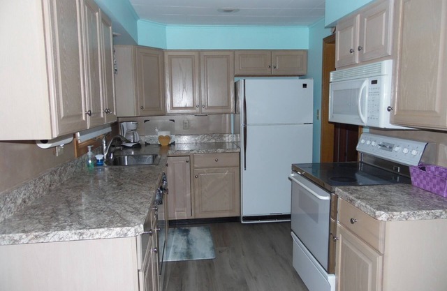 Cottage located in East Tawas only short distance to Lake Huron! Perfect for Families