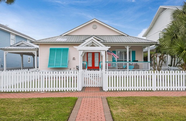 Cottage Near Pool, Walk to Beach, Cafe, and Shopping