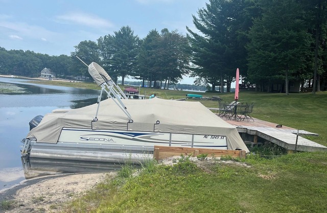Cottage on Big Star Lake with pontoon rental available! 2 bedroom sleeps 6