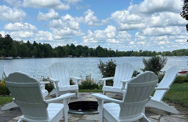 Windover Lake Cottage, Crystal Clear Spring fed All Sports Lake with Sauna!