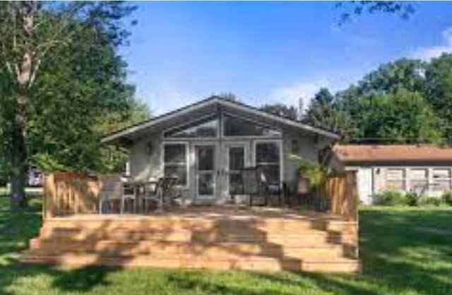 Cottage on inlet with waterfront footage and access to North & South Scott Lake!
