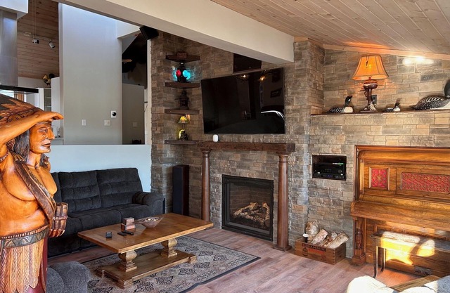 Cottage on Lake Temagami with private access to the lake.