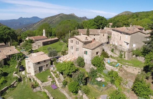 Casa en las primeras estribaciones de la vista excepcional de Cevennes