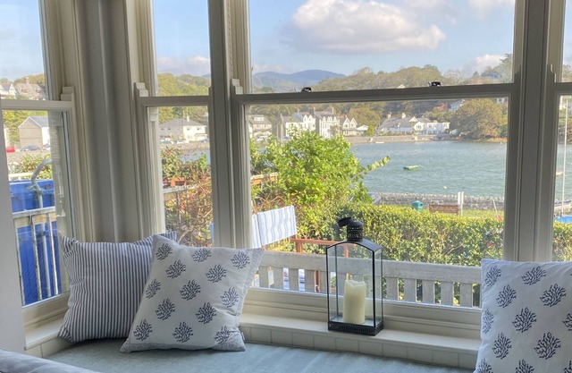 Cottage on the harbour front with sea and mountain views in glorious Snowdonia