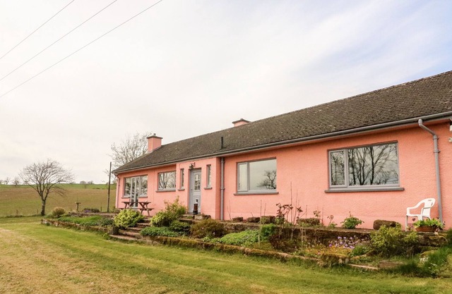 COTTAGE ON THE HILL, pet friendly, with hot tub in Crosby Ravensworth